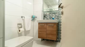 Standard Twin Room, City View | Bathroom