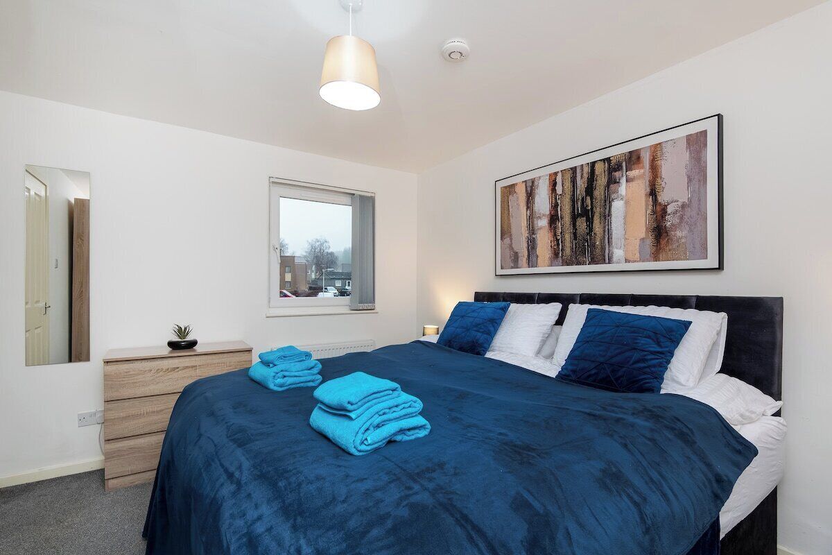 3 habitaciones, tabla de planchar con plancha, wifi y ropa de cama 