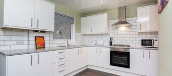 Comfortable and stylish 3-Bed House | Parking | Ideal for Business & Long Stays