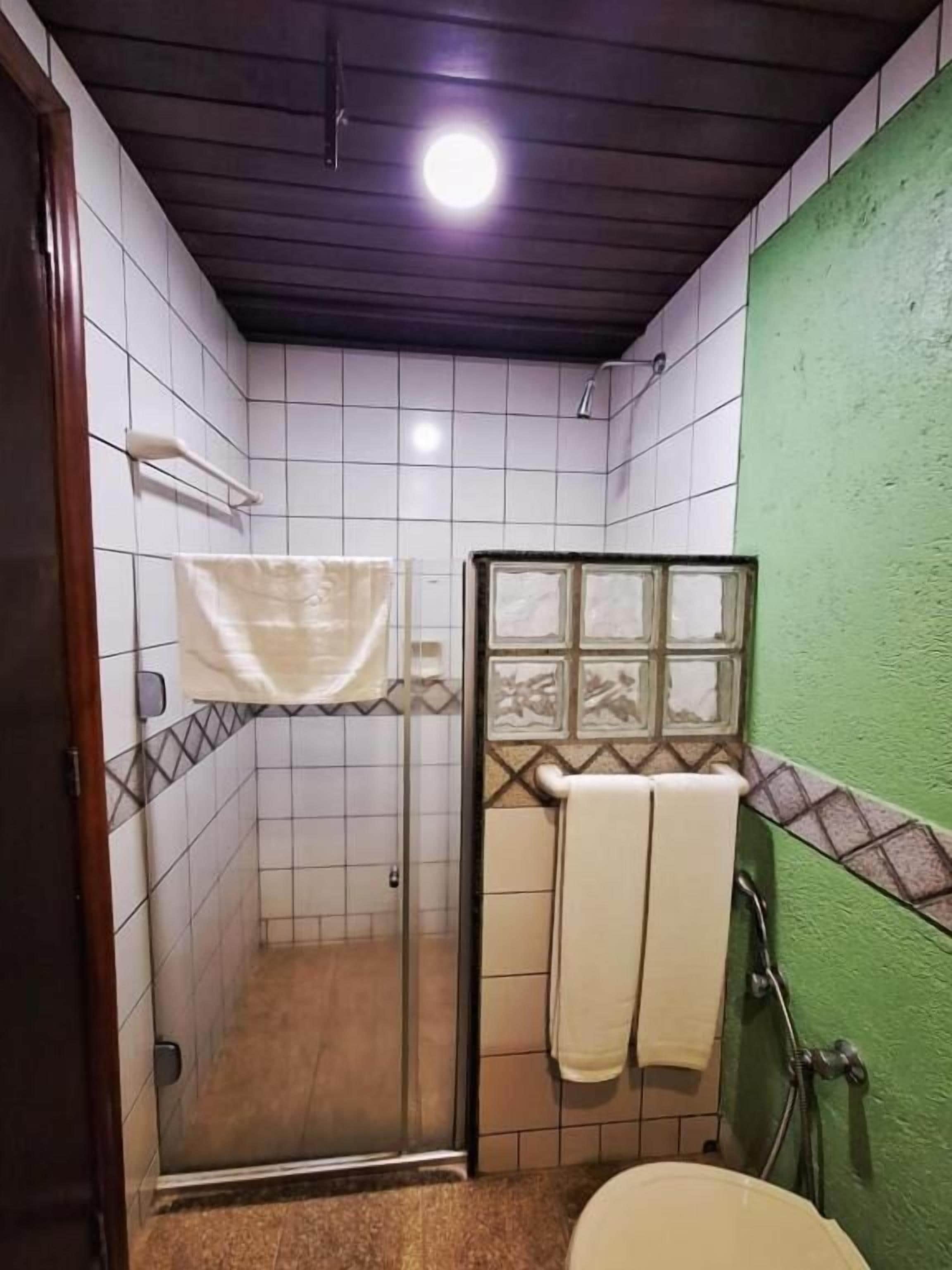 Habitación familiar, vistas al patio | Baño | Ducha, artículos de higiene personal gratuitos y secador de pelo