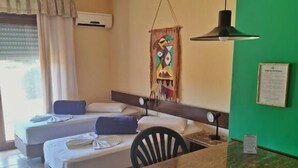 ファミリー ルーム コートヤードビュー | デスク、ノートパソコン用作業スペース、WiFi (無料)