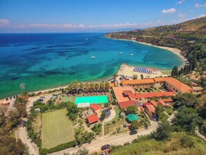 Une station balnéaire dotée d’une plage, d’une piscine et d’un court de tennis.