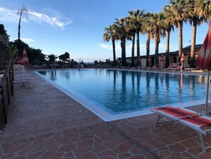 Seasonal outdoor pool, pool umbrellas - FRUIT VILLAGE Baia delle Sirene (Briatico)