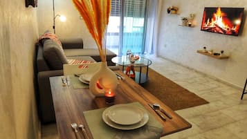 Apartment, 1 Bedroom | Dining room