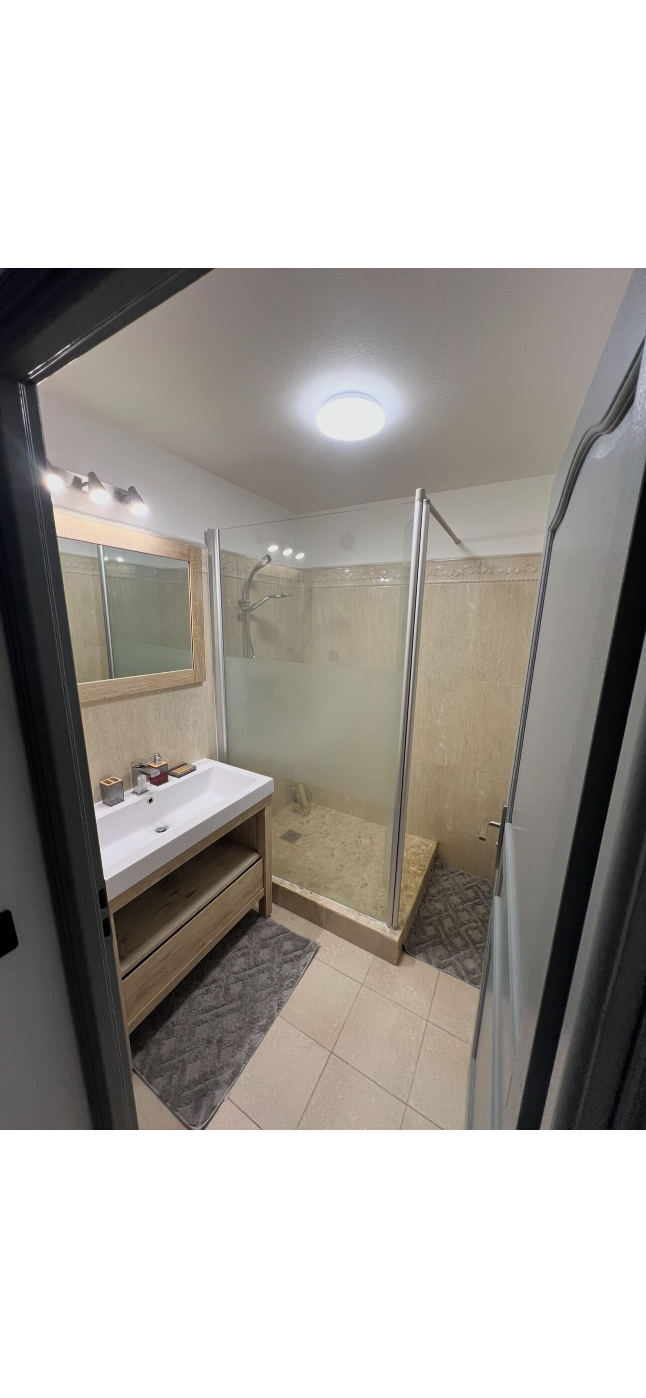 Een douche, een haardroger, handdoeken, zeep