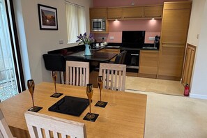 Private kitchen - Spacious 2 bedroom holiday cottage on the Devon/Cornwall border (Gunnislake)