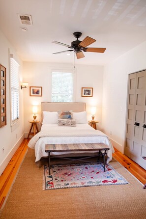 Iron/ironing board, travel crib, WiFi, bed sheets - Group Getaway - 6BR/6BA in Heart of Charleston (Charleston)