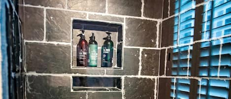 Dusche, Haartrockner, Handtücher, Shampoo