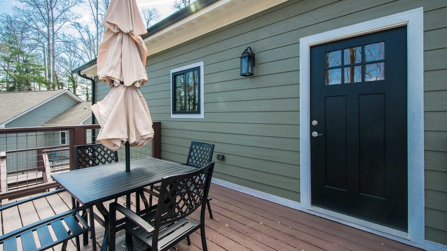 Modern Upper Retreat w Free Tix Deck 2 Suites