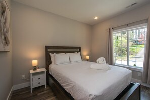House - Modern Upper Retreat w Free Tix Deck 2 Suites (Hendersonville)