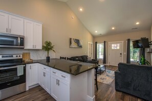 2 bedrooms, Internet - Modern Upper Retreat w Free Tix Deck 2 Suites (Hendersonville)