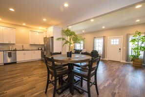House | 1 bedroom, Internet - Lower Level Retreat w Free Tix Private Cozy (Hendersonville)