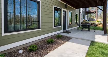 Lower Level Retreat w Free Tix Private Cozy