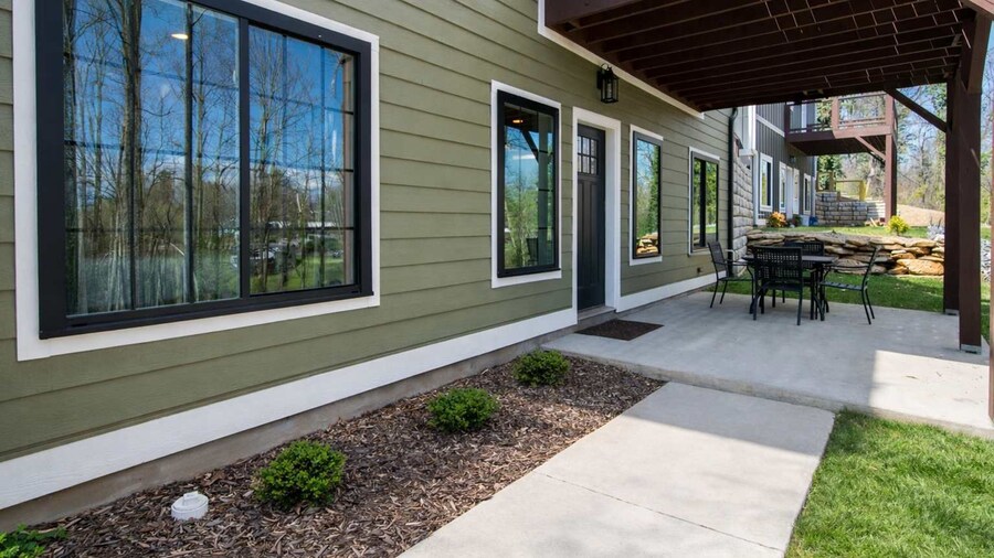 Lower Level Retreat w Free Tix Private Cozy