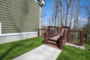 House | 1 bedroom, Internet - Lower Level Retreat w Free Tix Private Cozy (Hendersonville)