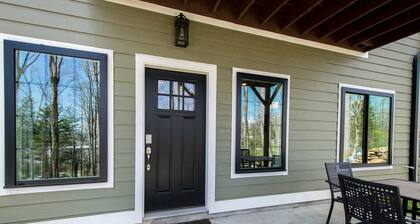 Lower Level Retreat w Free Tix Private Cozy