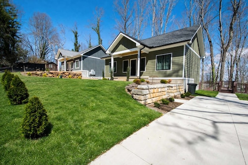 Hendersonville Duplex Sleeps 8 Free Tix