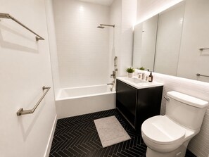 Shower - Central Park- Luxury 3BR Apartment - Morningside Drive (New York)