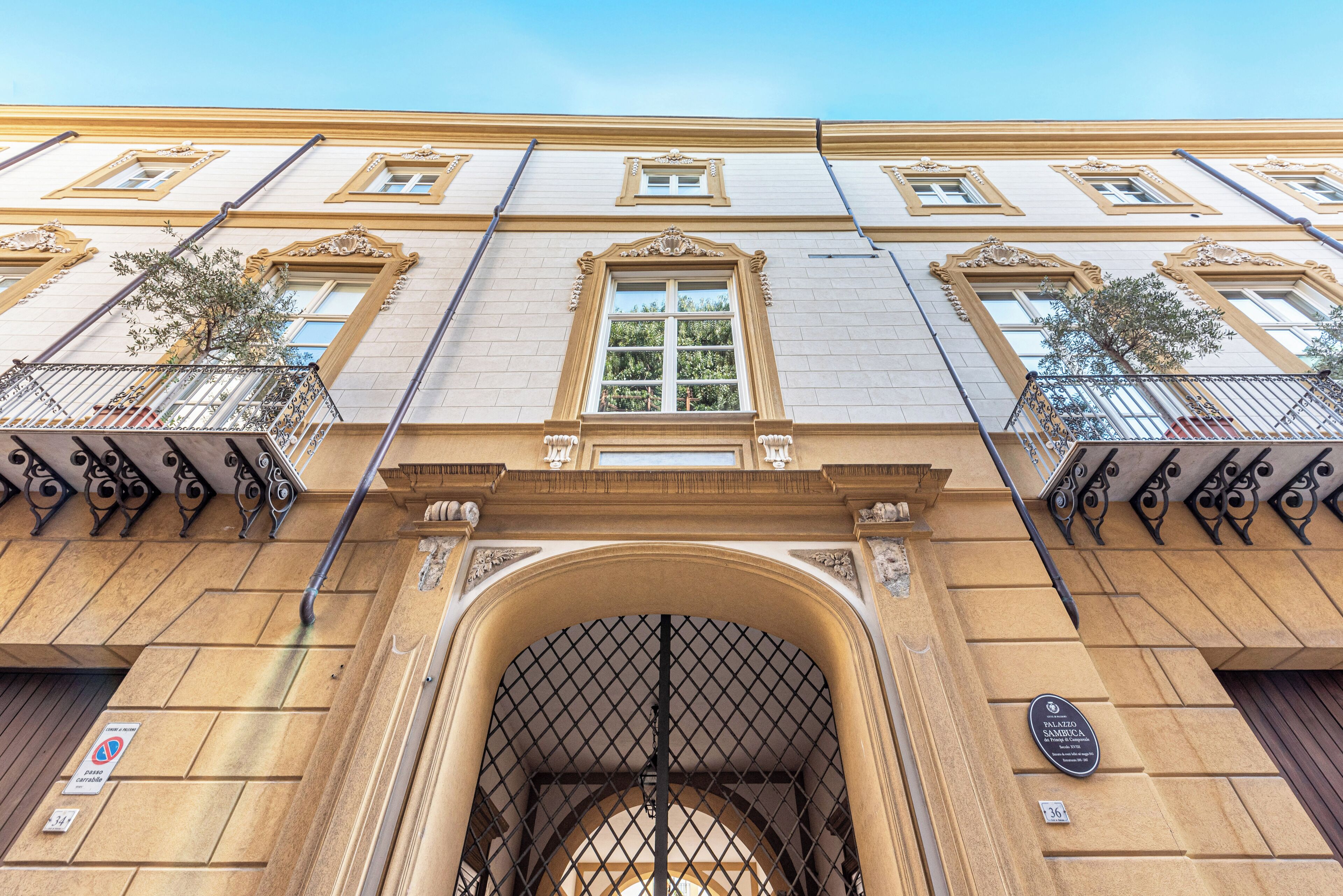 Huoneisto, 5 makuuhuonetta, parveke | Yksityiskohta ulkoa