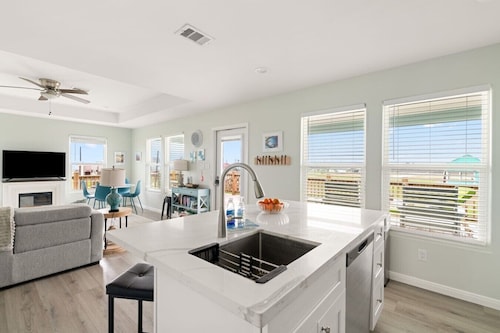 New 4 BR, HOT TUB, Great Ocean Views! Sleeps 11
