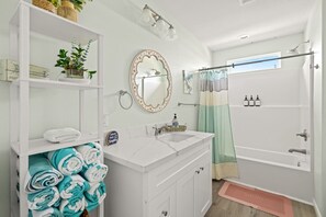 Hair dryer, towels - New 4 BR, HOT TUB, Great Ocean Views! Sleeps 11 (Bolivar Peninsula)