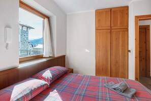 WiFi, bed sheets - Apartment '2' with Shared Garden (Isolaccia)