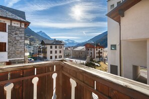 Property grounds - Apartment '2' with Shared Garden (Isolaccia)