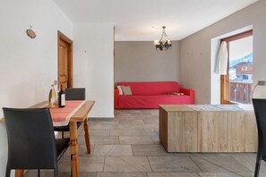 Interior - Apartment '2' with Shared Garden (Isolaccia)