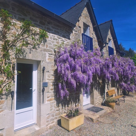 Exterior detail. Guesthouse “Chambre Carnac” with Private Bathroom, Shared Garden & Lounge Area