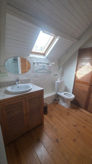 Bathroom - Guesthouse "Lorient Room" with Terrace and Shared Garden (Guilligomarc'h)