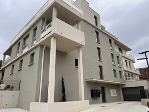 Exterior - 4-bedroom rooftop flat with 180° views (Zonza)