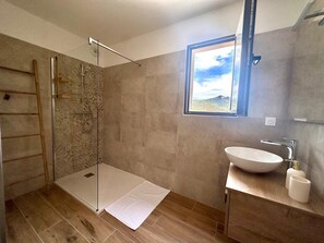Shower, hair dryer, towels, toilet paper - 4-bedroom rooftop flat with 180° views (Zonza)