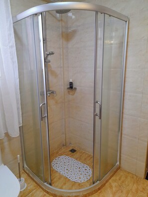 Apartment, 4 Bedrooms, Accessible, Smoking | Bathroom - Luxurious 4-bedroom Apartment With Pool Access in Lavington (Nairobi)