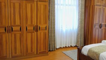 Apartment, 4 Bedrooms, Accessible, Smoking