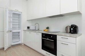 Fridge, microwave, oven, stovetop - Functional Apartment in Lublin | Place to Work | Balcony (Lublin)