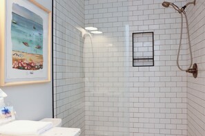 Dusche, Haartrockner, Handtücher