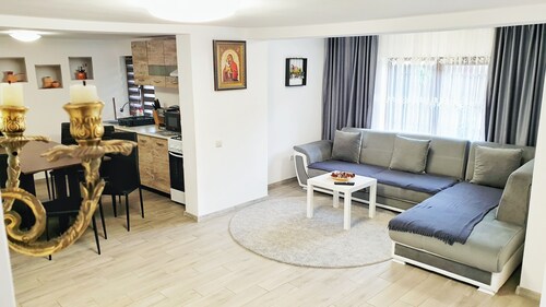 Casa La Doi Papuci Valea Doftanei.
Escape the noise. Discover real peace.