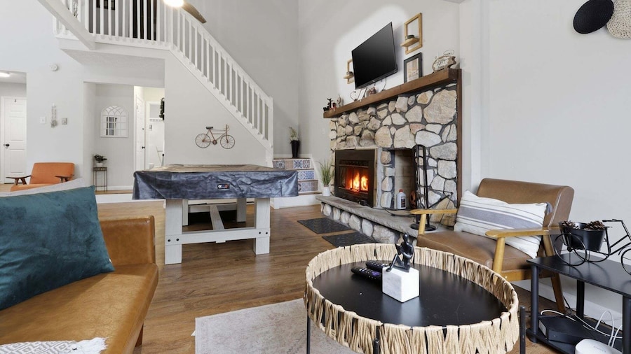 Cozy Chalet With Hot Tub And Pool 3 Bedroom Home