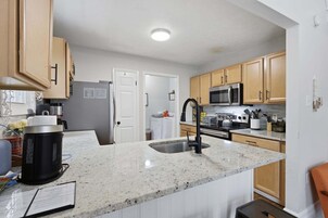 House, 3 Bedrooms | Private kitchen