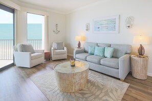 Condo, 2 habitaciones | Área de sala de estar