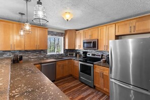 Fridge, microwave, oven, stovetop - Value Stay*Lots of Privacy w Hot Tub-Firepit-Games (Oakland)