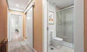 Hair dryer, towels, soap, shampoo - Spacious & Bright 3-Bedroom Apartment in the Heart of Madrid (Madrid)