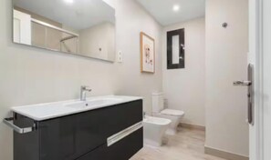 Hair dryer, towels, soap, shampoo - Spacious & Bright 3-Bedroom Apartment in the Heart of Madrid (Madrid)