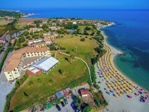 Platja privada, platja de sorra blanca i para-sols per a la platja 