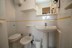 Double or Twin Room | Bathroom - FRUIT VILLAGE BAIA DELLA ROCCHETTA (Briatico)