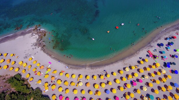 An aerial view of a beach with numerous umbrellas and people. - FRUIT VILLAGE BAIA DELLA ROCCHETTA (Briatico)