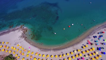 Plage privée, sable blanc, parasols