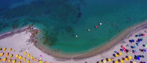 Plage privée, sable blanc, parasol