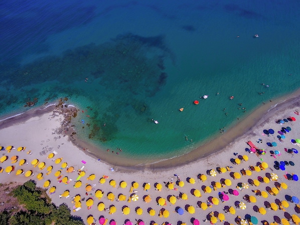 Plage privée, sable blanc, parasol