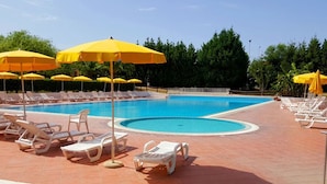 A swimming pool with sun loungers and yellow umbrellas. - FRUIT VILLAGE BAIA DELLA ROCCHETTA (Briatico)
